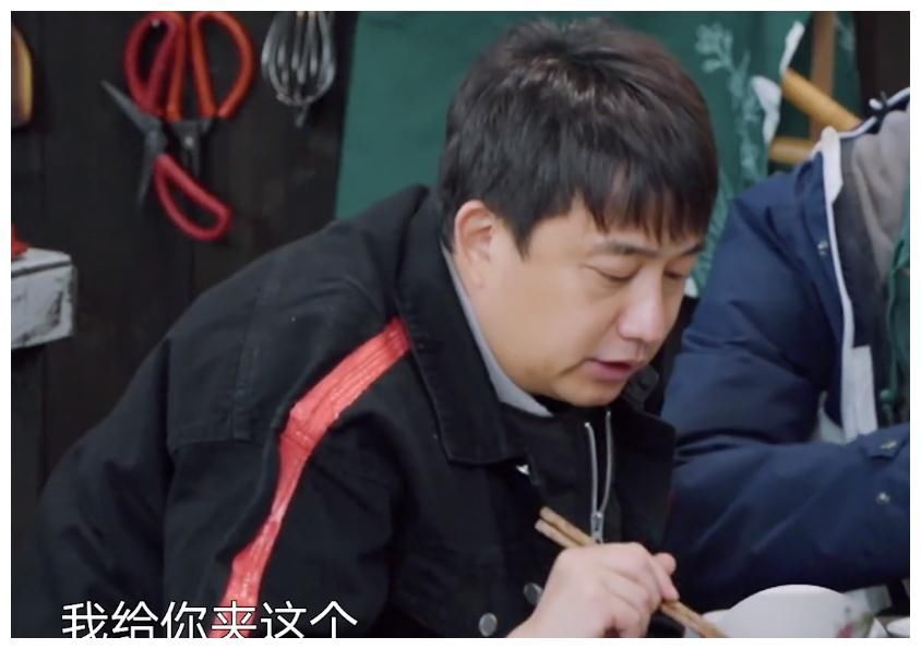何炅嘲笑张艺兴不会用筷子，黄磊的救场方式很高级