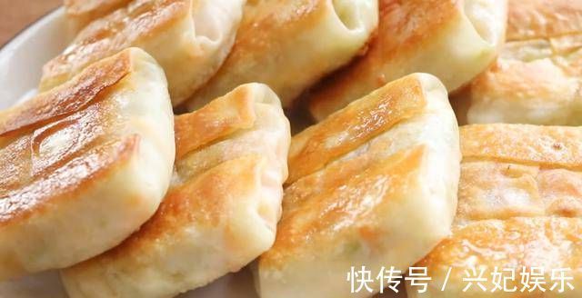 西葫芦丝|最爱这懒人早餐,又香又脆,连吃8个不够,十几分钟做全家人早餐