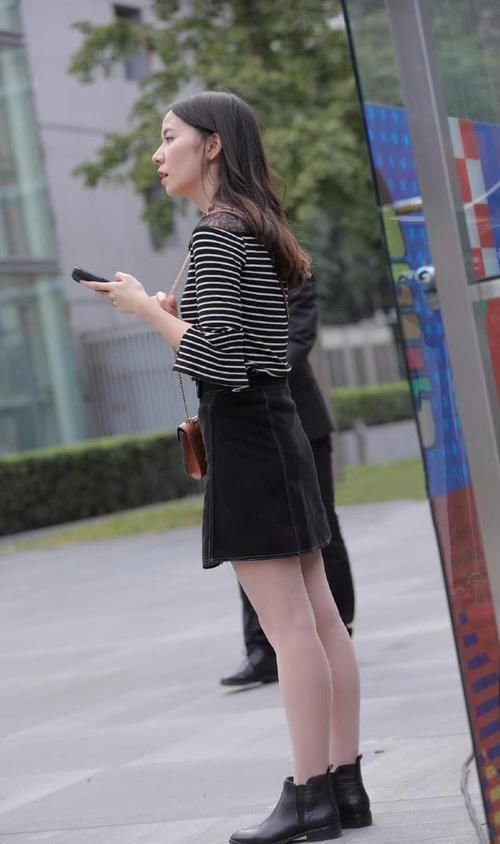  尽显|街拍：黑白条纹衫配黑色牛仔短裙，帅气减龄尽显气质女神的活力美