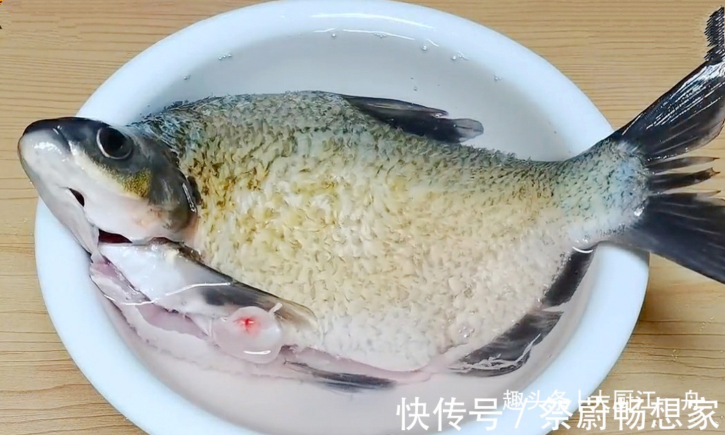 料酒|不管蒸什么鱼，切记不要放精盐和料酒，教你一招，鱼肉鲜嫩无腥味