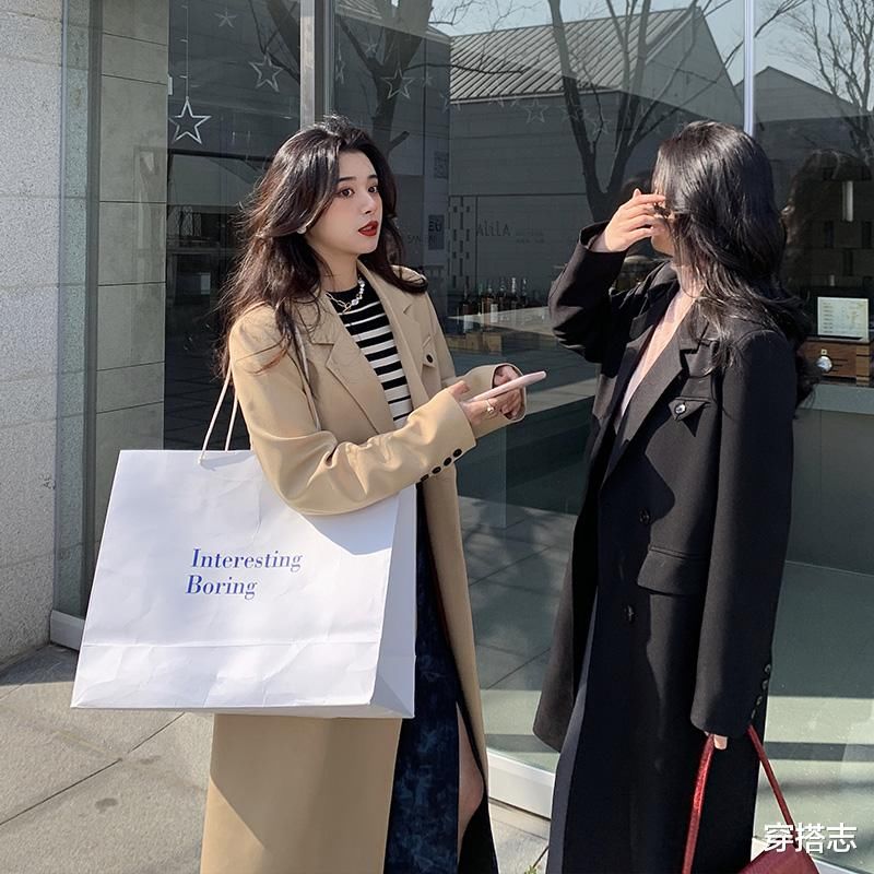 女人就不要总穿牛仔外套了，学我媳妇这样穿风衣，舒适更好看