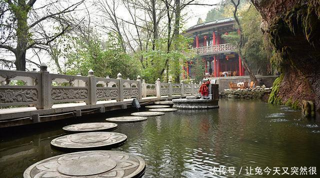 崇信龙泉寺，流水潺潺、曲径通幽……