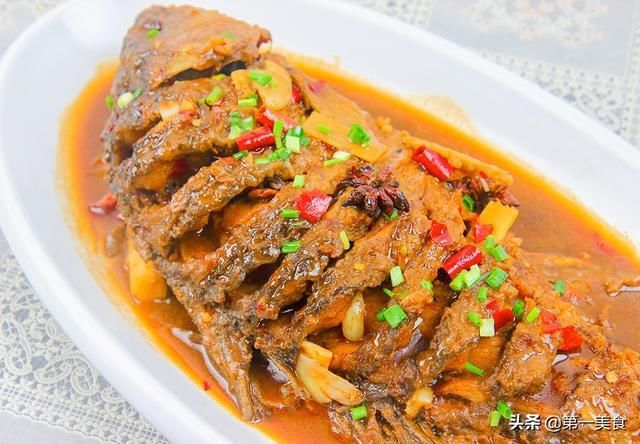 鲜嫩|家常红烧鱼很多人都不会做，厨师长教你小技巧，鲜嫩多汁，外皮酥