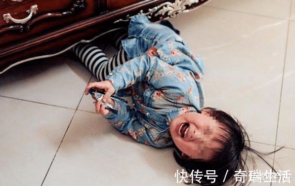 宝妈|6岁熊孩子拿别人奶茶喝,宝妈强势护短,女孩回答让宝妈局促不安