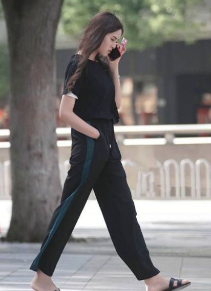 街拍:黑色上衣+黑色长裤的美女,简单时尚又大方