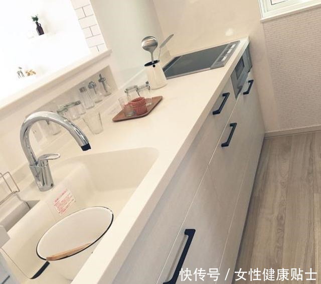 学日本人家,直接把灶台抬高了20公分,分分钟解决厨房收纳问题!