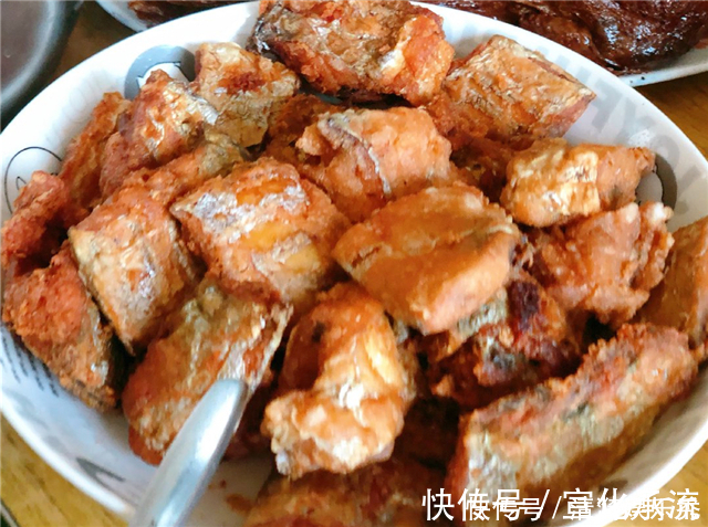香煎带鱼|三代同堂给外婆过生日,老妈特意下厨,有荤有素,大家都吃嗨了!
