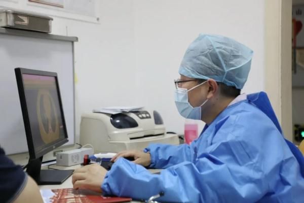 药店|上海医院发热门诊管控更紧、重点岗位2天一次核酸！