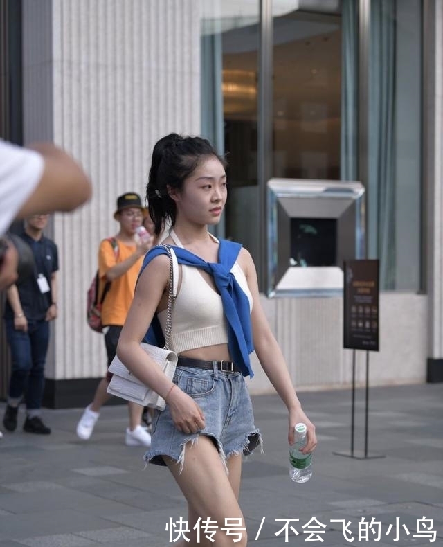街头美女的另类造型,穿“露脐背心”秀身材,却把外套当“围巾”