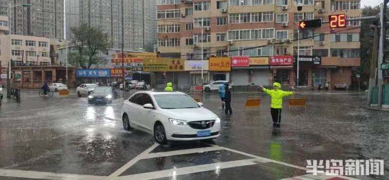 道路|减速慢行！交警雨中执勤，守护道路安全畅通