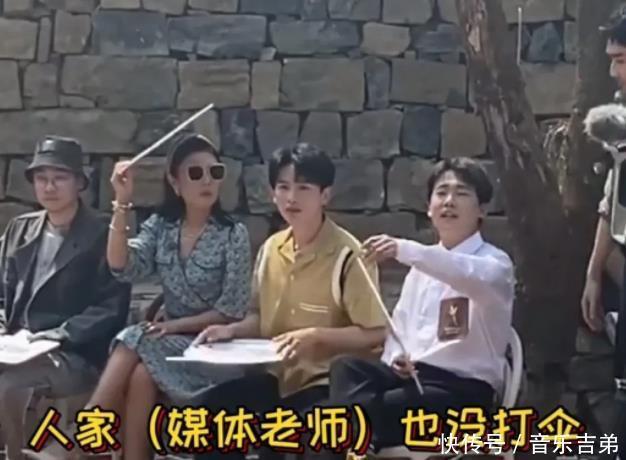 苏芒 主持人让工作人员给打伞,郭麒麟直言“不用,大家都没打伞”