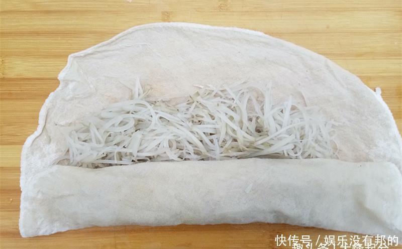 老北京酱咸菜丝,丝丝入味,夹空心小烧饼吃比肉还香