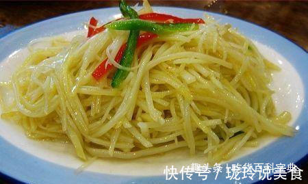 炒土豆丝,别出锅前才放盐,多加“这一步”,土豆又脆又入味