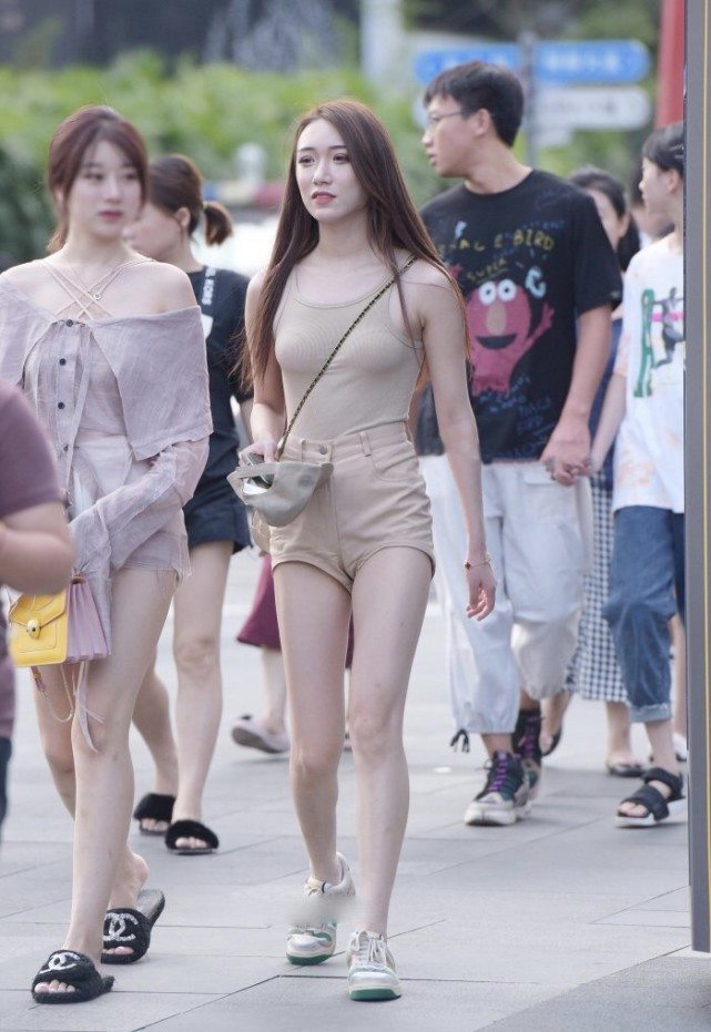 热裤 上衣塞进热裤不仅减龄，修饰腿长突出时尚感，搭运动鞋尝试新风格