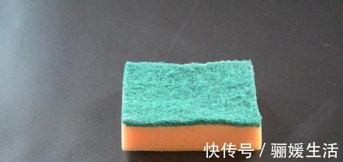 手杆|你家里有用旧不要的百洁布吗？这个用途太聪明了，越早知道越好