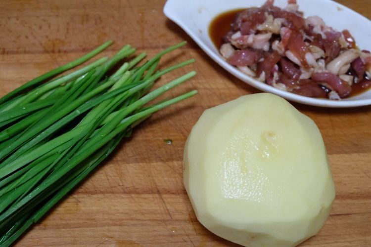 韭菜和土豆这样做,比吃肉还解馋,连吃一周也不腻
