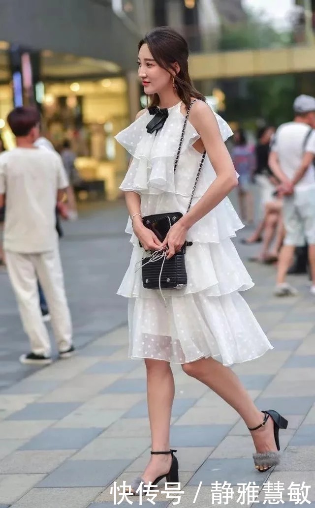 街拍|街拍：小姐姐留着一头气质的中长发，看上去十分的有质感