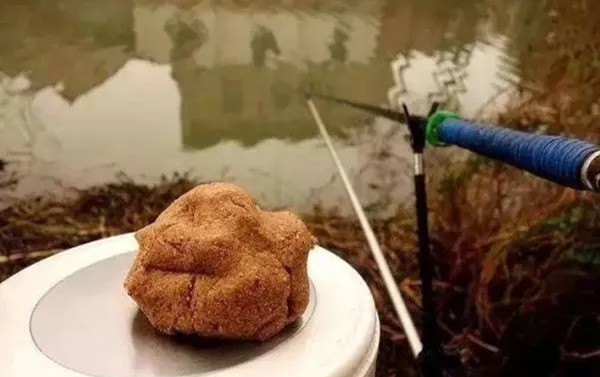 总担心鱼钩上饵掉了,其实只要注意这2点,完美解决问题!