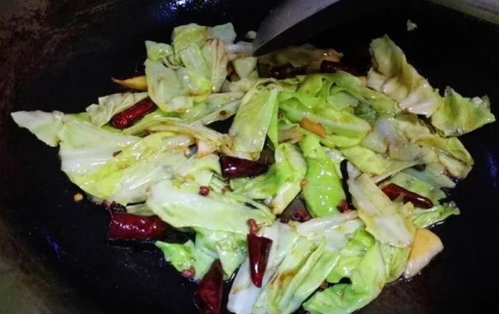 手撕包菜|做手撕包菜，下锅前多做一步，包菜脆嫩又入味，不怕炒不好