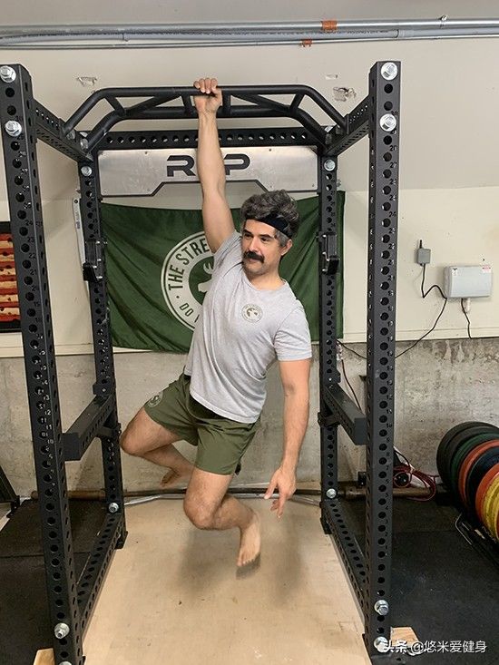 单杠|引体向上握不紧单杠怎么办?每天训练1个动作,快速提升双手握力