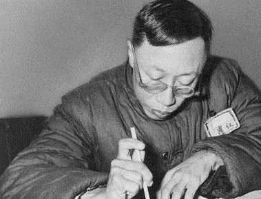 回答|溥仪正在等公交车时,一群老人突然跪地喊皇帝,溥仪回答让人尴尬