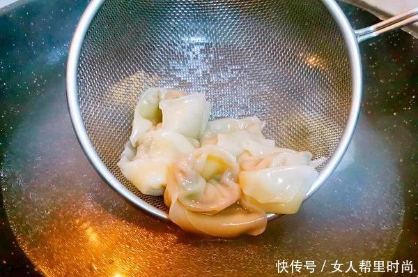 搞定娃儿,一张馄饨皮就够了,鲜甜又多汁,这锅够暖心