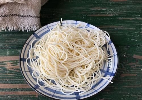 没鱼没肉也没有青菜，只有青葱一把小面二两，这就是惊人的美食
