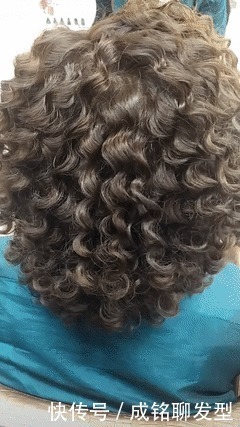 五六十岁女人不适合烫羊毛卷？三个细节搞明白，七八十岁都可以烫