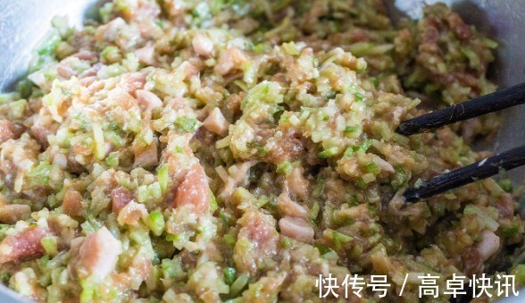 饺子|萝卜做馅时,先焯水或者用盐杀水都不对,教你一招,饺子口感特好