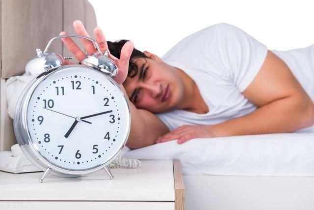 入睡|75岁失眠专家：改善失眠很简单，养成2个好习惯，入梦快睡得香