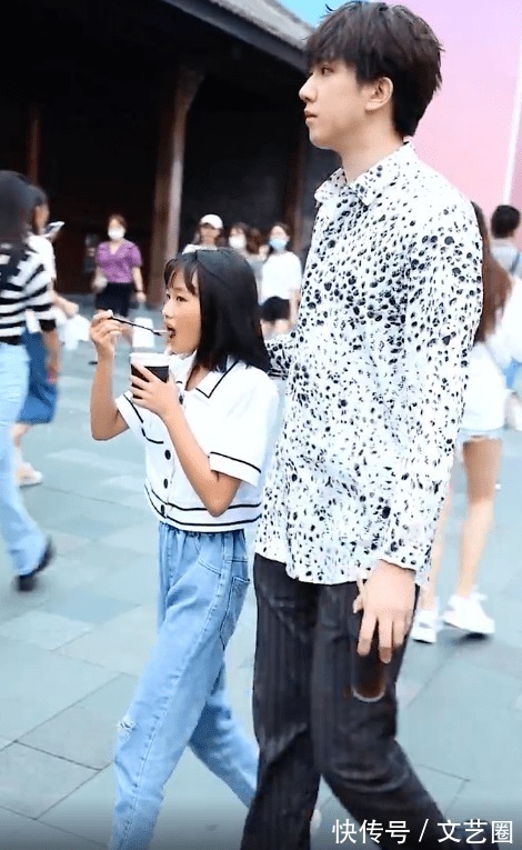 气质|《变形计》张迪和丽姐逛街被偶遇,丽姐很潮大长腿吸睛,气质比张迪还社会