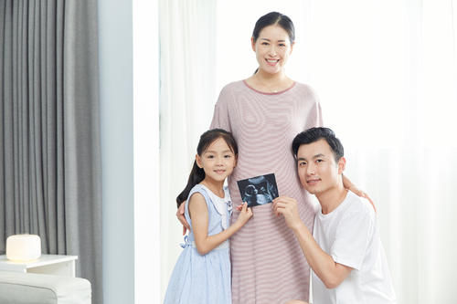 姐姐|“混得最惨的二胎”：弟弟爬去找姐姐玩，被爸爸像垃圾一样拎开