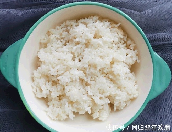 蒸米饭,只加水是外行水里多加这2样,米饭又香又软,粒粒分明