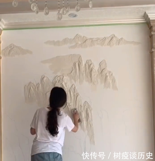 墙上|小姐姐在墙上画山水,成画仿佛人间仙境,网友:好想生活在这里