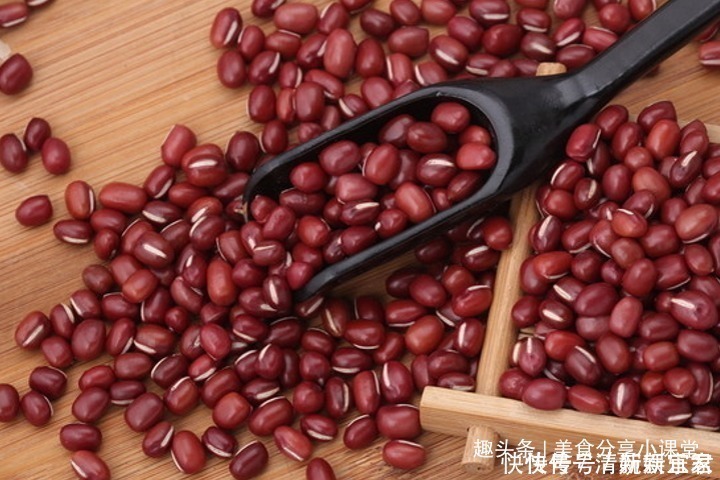 红豆最过瘾的吃法,先卷后炸,香甜酥脆,孩子最爱的小零食