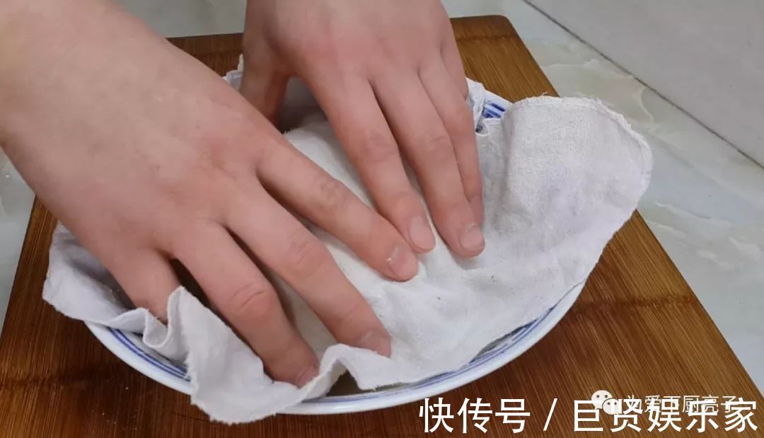 1斤面粉，4个鸡蛋，锅里炒一炒，教你做创意小零食，比麻花都好吃