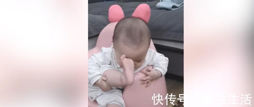 宝宝|宝宝开发了脚的新用途,还能够这样用,真是好新奇啊