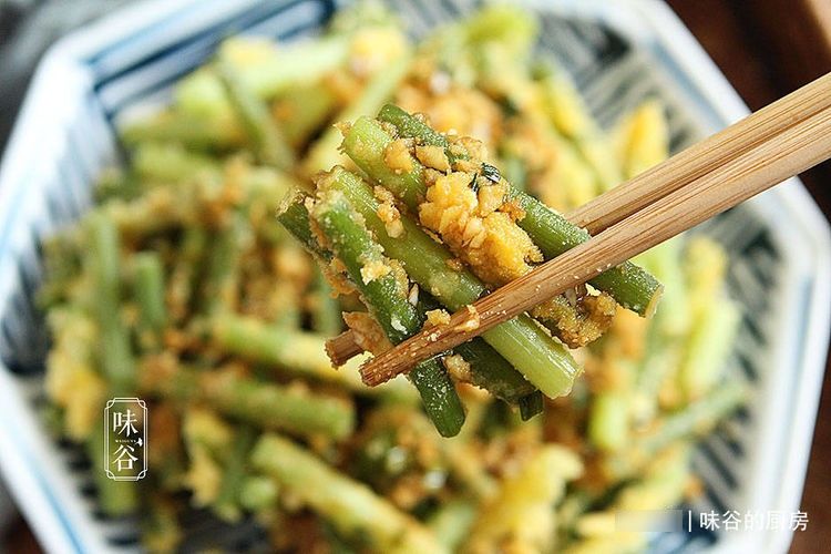 吃肉|天热，吃豆角不如吃此菜，加一物上锅一蒸，鲜香营养，比吃肉过瘾