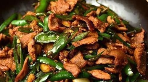 不管炒什么肉,总是会粘锅?大厨:学会3个技巧,肉更鲜嫩不粘锅