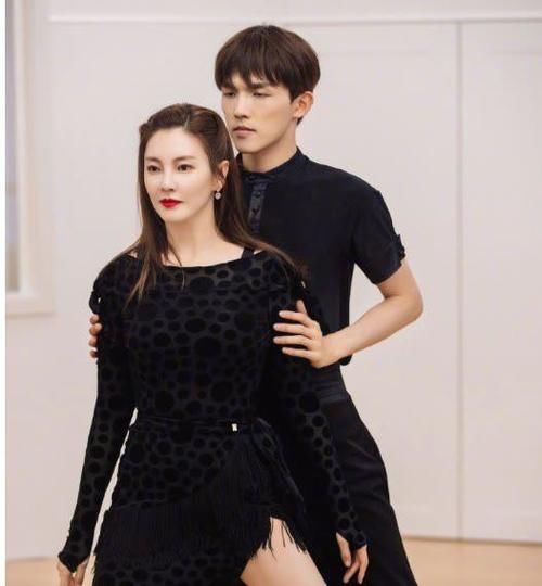 李柄熹|张雨绮临时改变计划,与李柄熹逃离节目组,耿直个性被指责太作