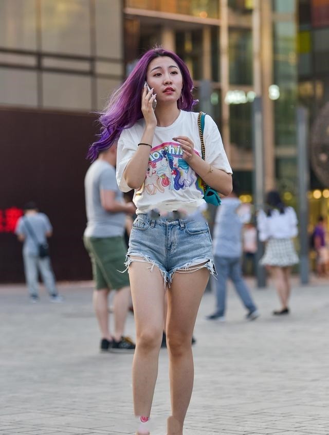 潮流感 常见的白T恤搭配牛仔短裤,也能穿出潮流感,风格独特!