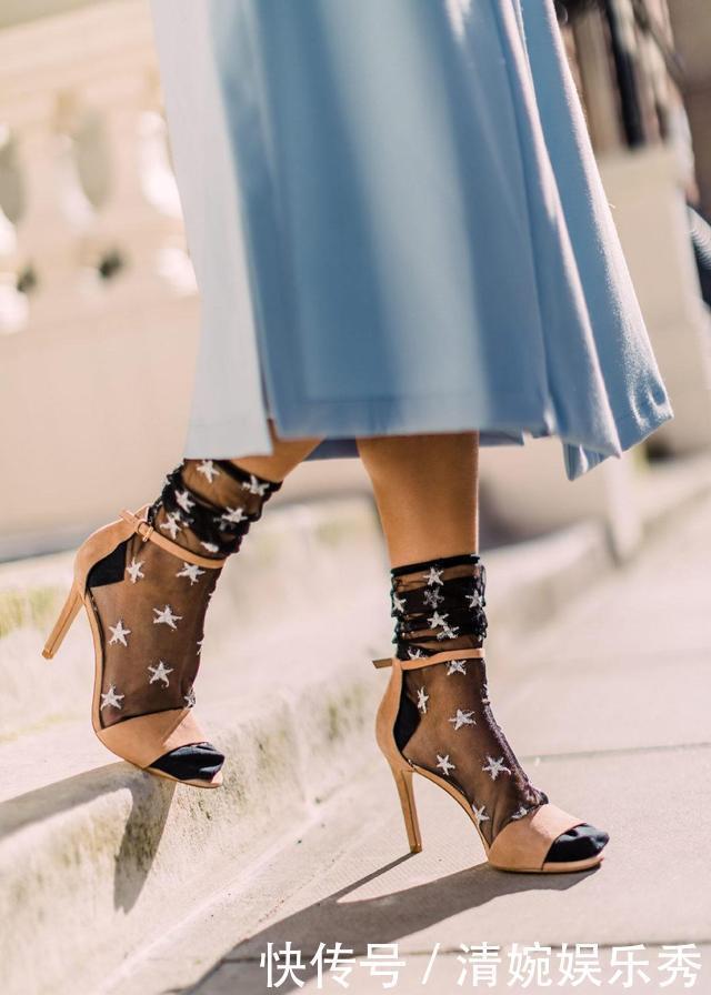 穿什么鞋都搭袜子,这波夏日反季穿法太奇特明星纷纷上身示范