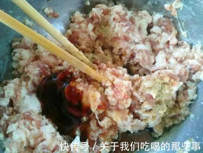 炸肉丸子要掌握“加2样2技巧”,外酥里嫩,咸香可口,放凉也不硬