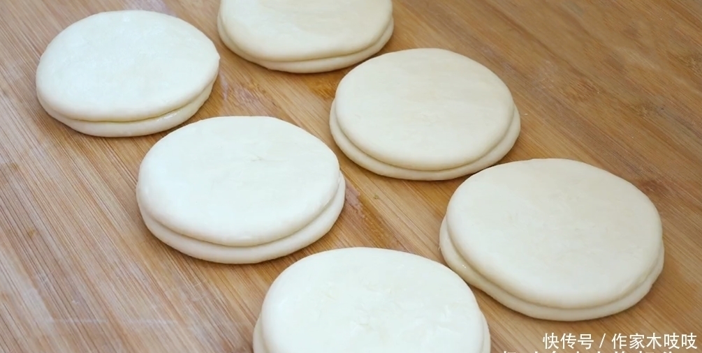 鸡蛋饼最好吃的做法,饼薄又劲道,越嚼越香,学会再也不用出门买