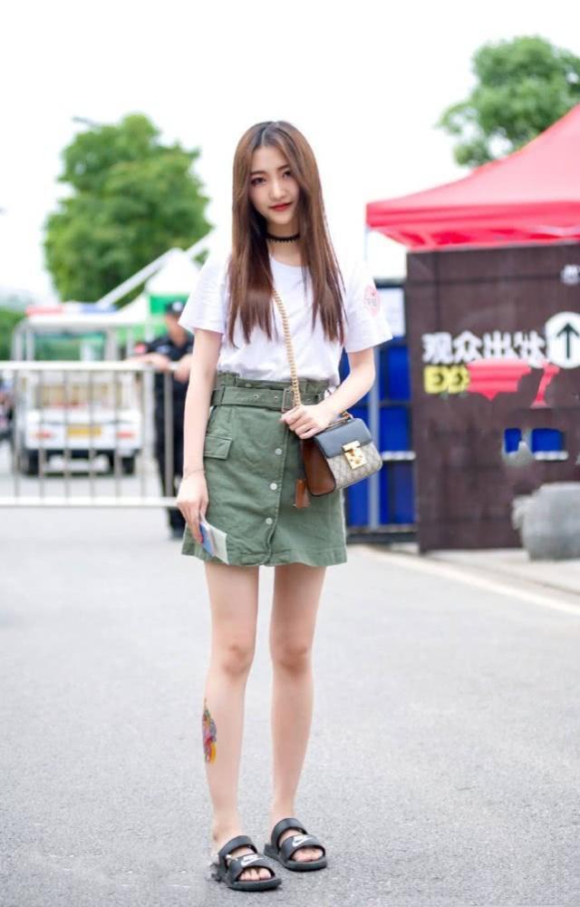 街拍:面带微笑的小美女,简洁的短袖搭配牛仔裙,时髦又时尚