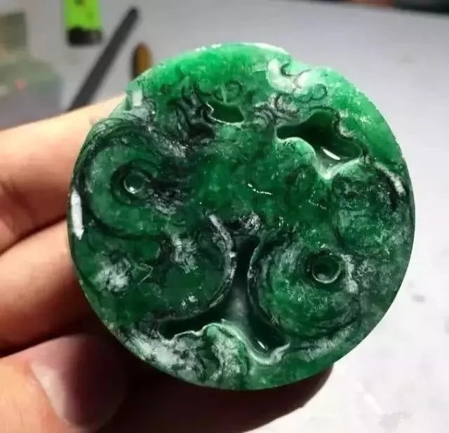 抛光!差点没人要的手镯芯,摇身一变满绿翡翠挂件,出价50000都不卖!