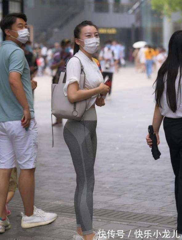 装扮 活力满满的打底裤装扮潇洒有气质，展现满满的女神气质，文艺复古