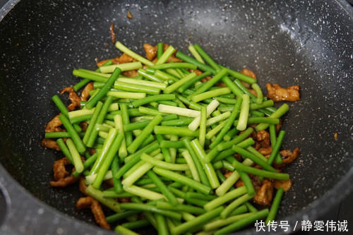 炒蒜苔,直接下锅炒就错了,多加一步,蒜苔翠绿不发黄,好吃入味