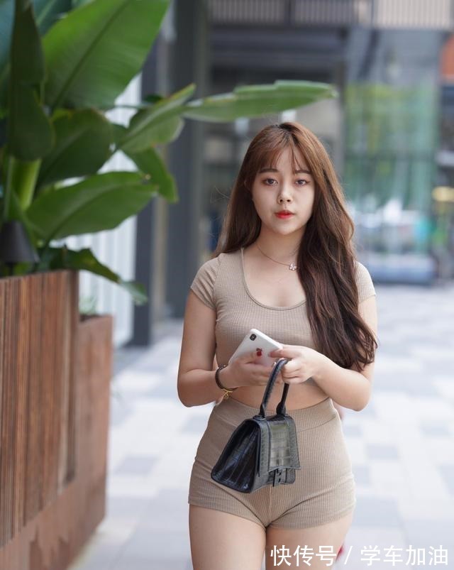 搭配 棕色低胸背心搭配棕色紧身短裤，飘逸自信的感觉，天然的色彩！