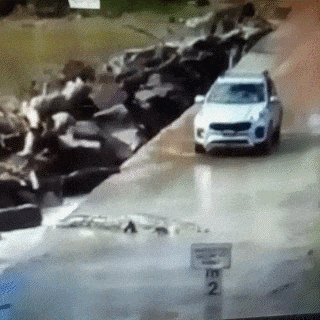 |搞笑GIF趣图:锤子,我也是有想法的,我就想砸那一个